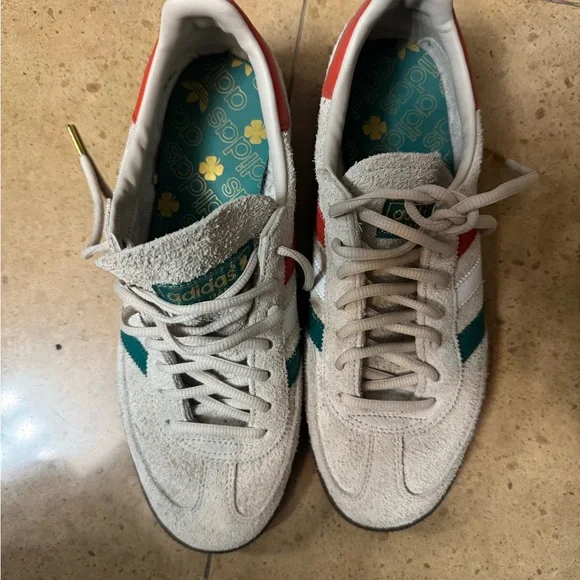 Adidas Cream Sneakers with Vibrant Stripes display picture 3